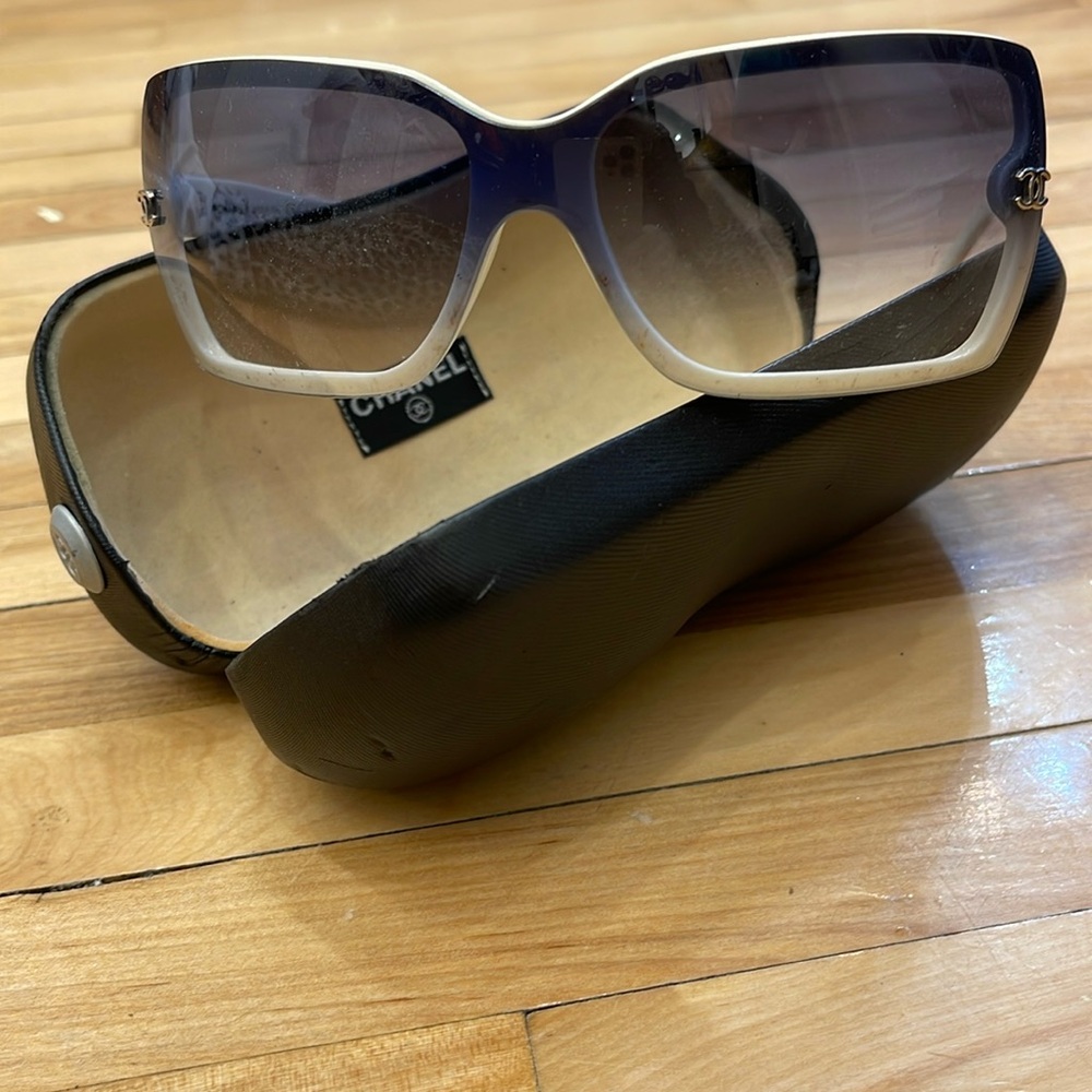 Chanel white sunglasses. NWOT never used. Excellent condition FLASH sale
